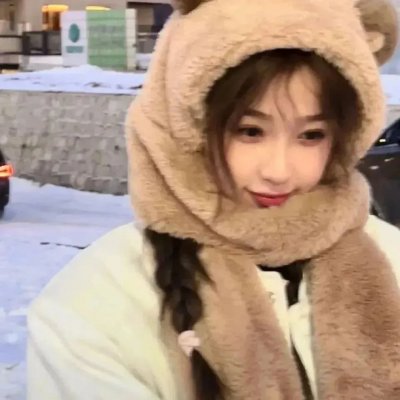 他嚣张狂妄，却对她俯首称臣